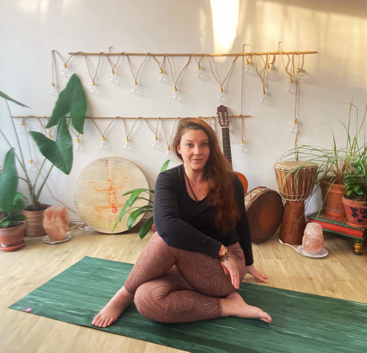 Online yoga therapy for knee pain